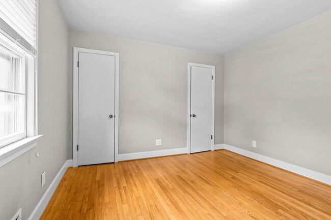 Building Photo - 3 Bedroom, Meticulously Maintained Updated...