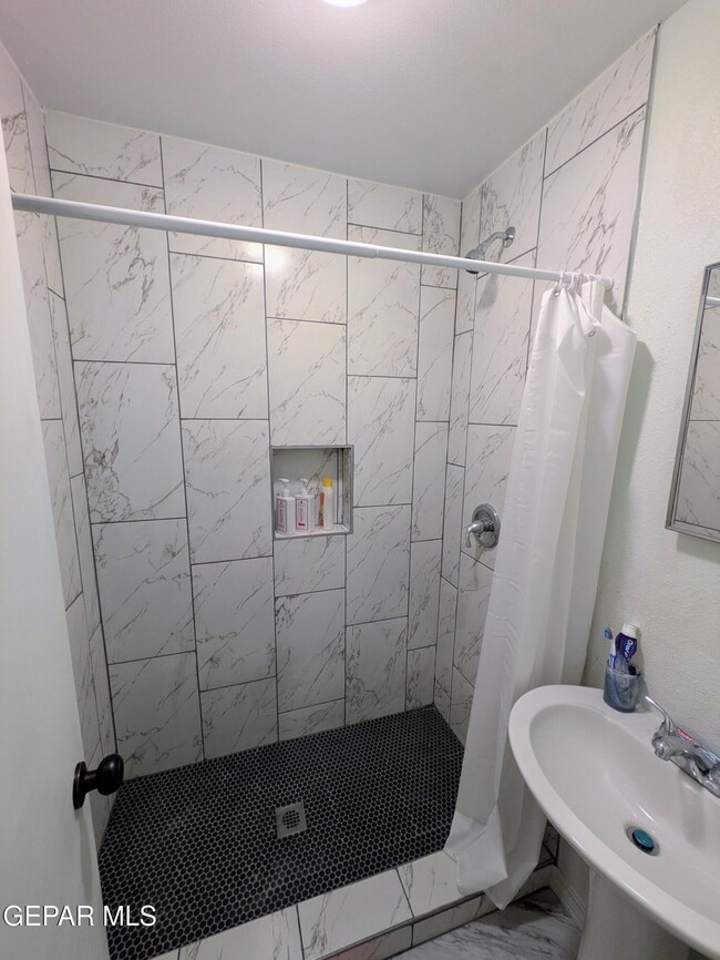 Building Photo - 709 Tays St