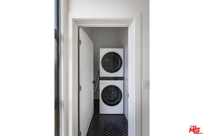 Building Photo - 2651 Vineyard Ave