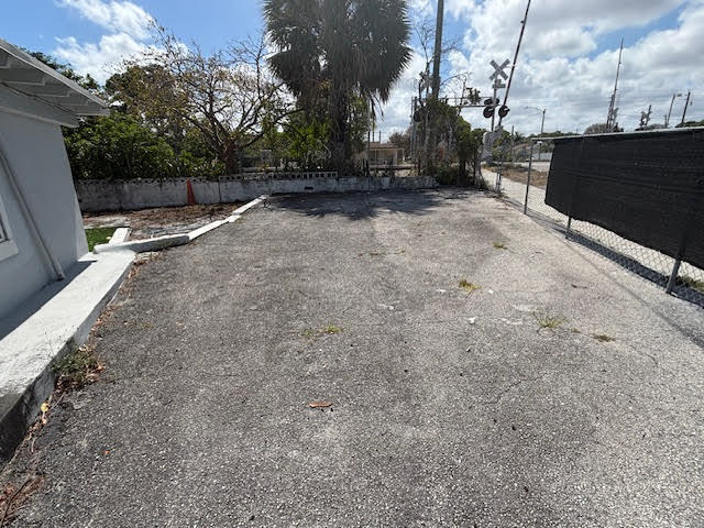 Building Photo - 3619 Pinewood Ave