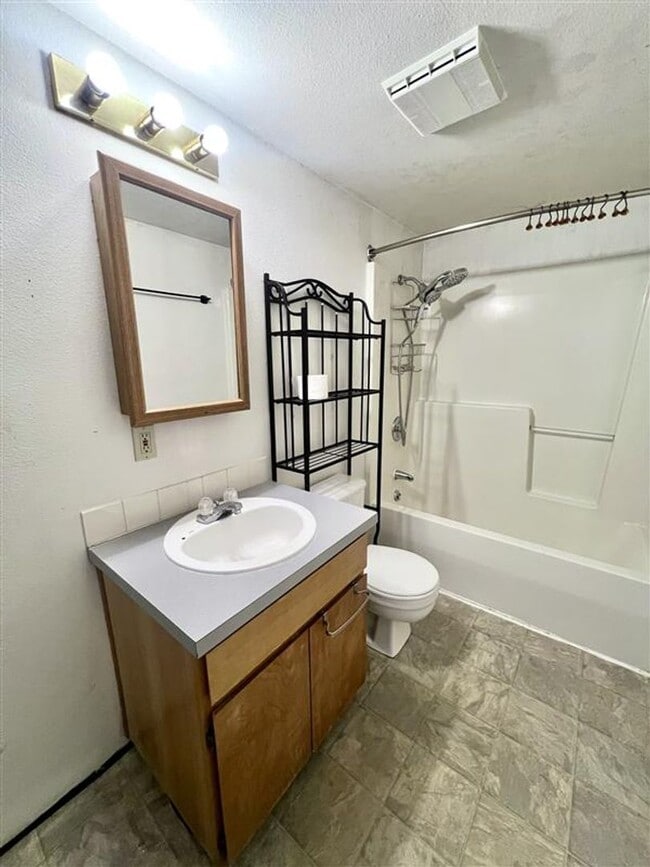Building Photo - Relaxed 2-Bed, 1.5-Bath Home in a Quiet Gi...