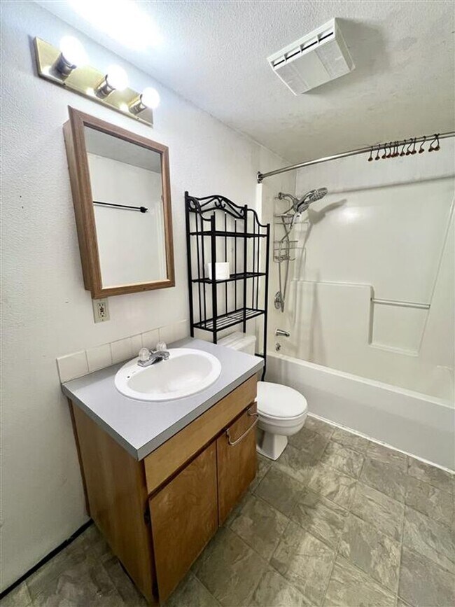 Building Photo - Relaxed 2-Bed, 1.5-Bath Home in a Quiet Gig Harbor Spot