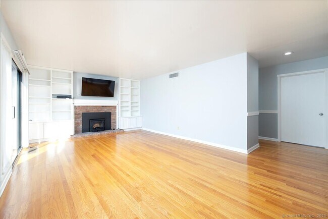 Building Photo - 114 Heritage Vlg