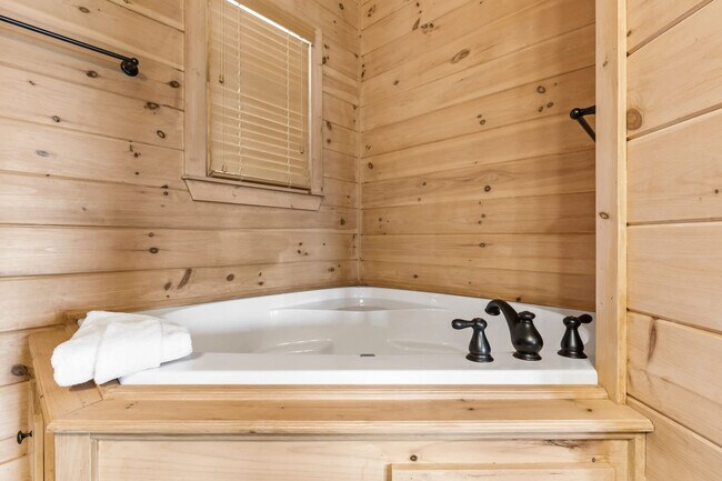 Building Photo - 121 Pontoosuc Dr