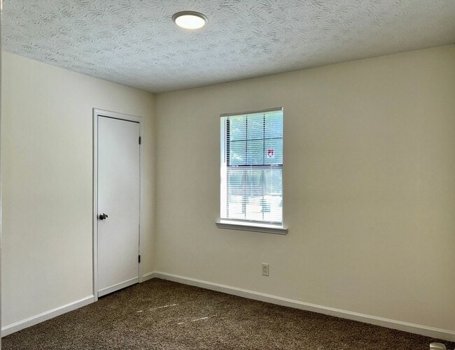 Building Photo - Updated 3 Bed/2 Bath Ranch Home on Quiet, ...