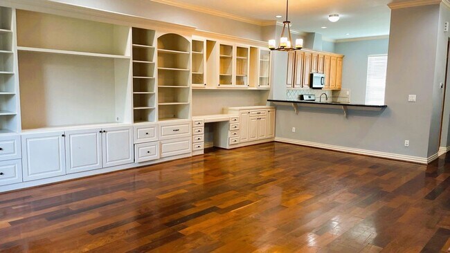 Building Photo - GORGEOUS Townhome in Inner Loop Gated Community **Ask about our NO CASH DEPOSIT option through OB...