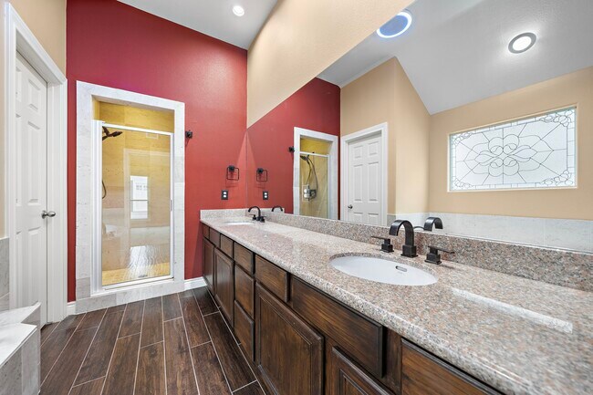 Building Photo - 2927 Clinton Dr