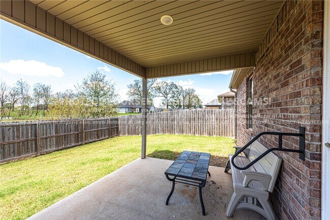 Building Photo - 533 Brinley St