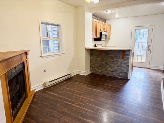 Building Photo - Cozy + Convenient Hanover 3BR w/ Backyard ...