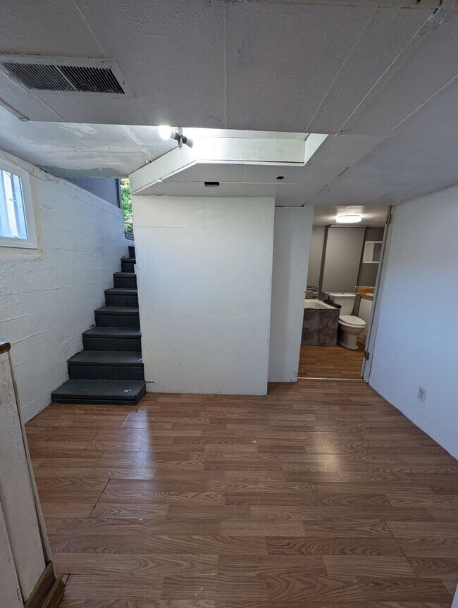 Building Photo - Large Bremerton Original for Rent! Over 23...