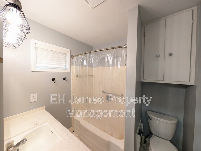 Building Photo - 1135 E 49th St