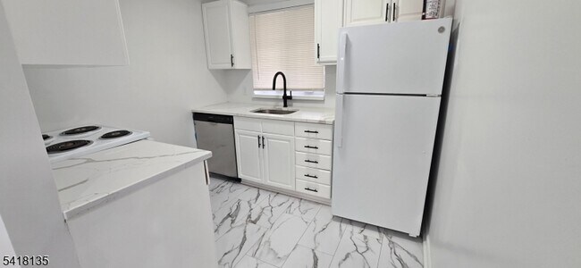 Building Photo - 206 Main St