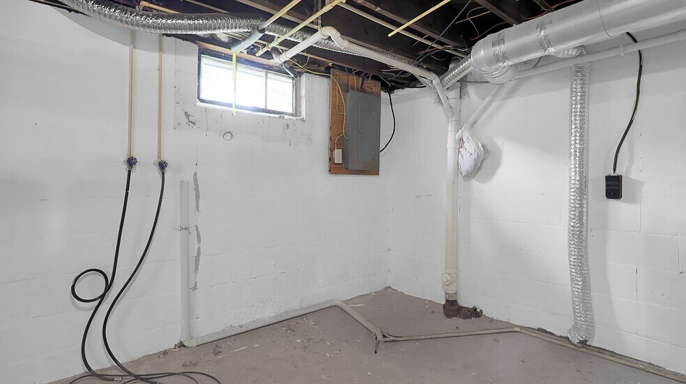 Building Photo - 223 S Warren Ave