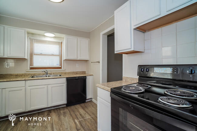 Building Photo - 4 Bedroom Home with Comfortable Layout