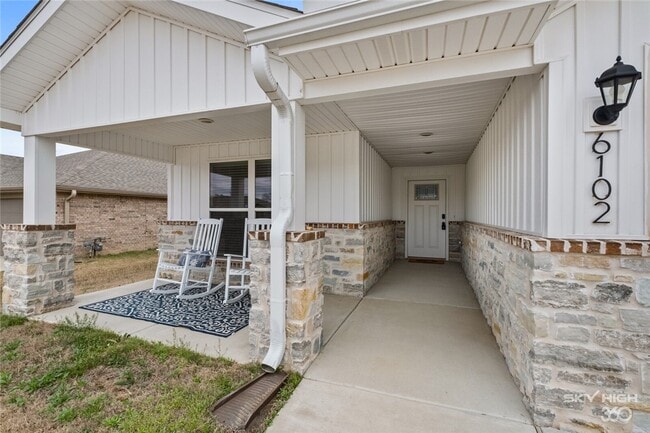Building Photo - 6102 NW Hoover St