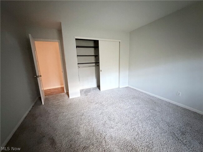 Building Photo - 6910 Carriage Hill Dr