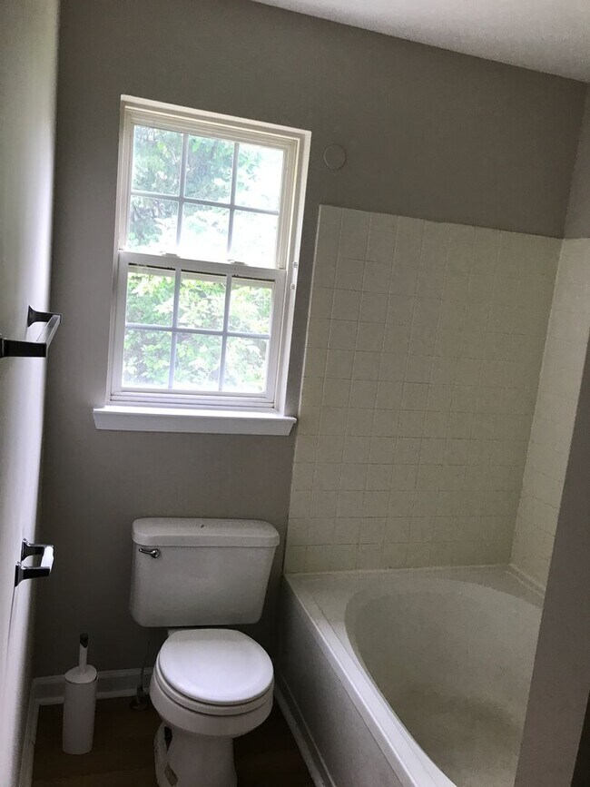 Building Photo - Great 3 Bedroom 2.5 Bath End Unit Townhome!
