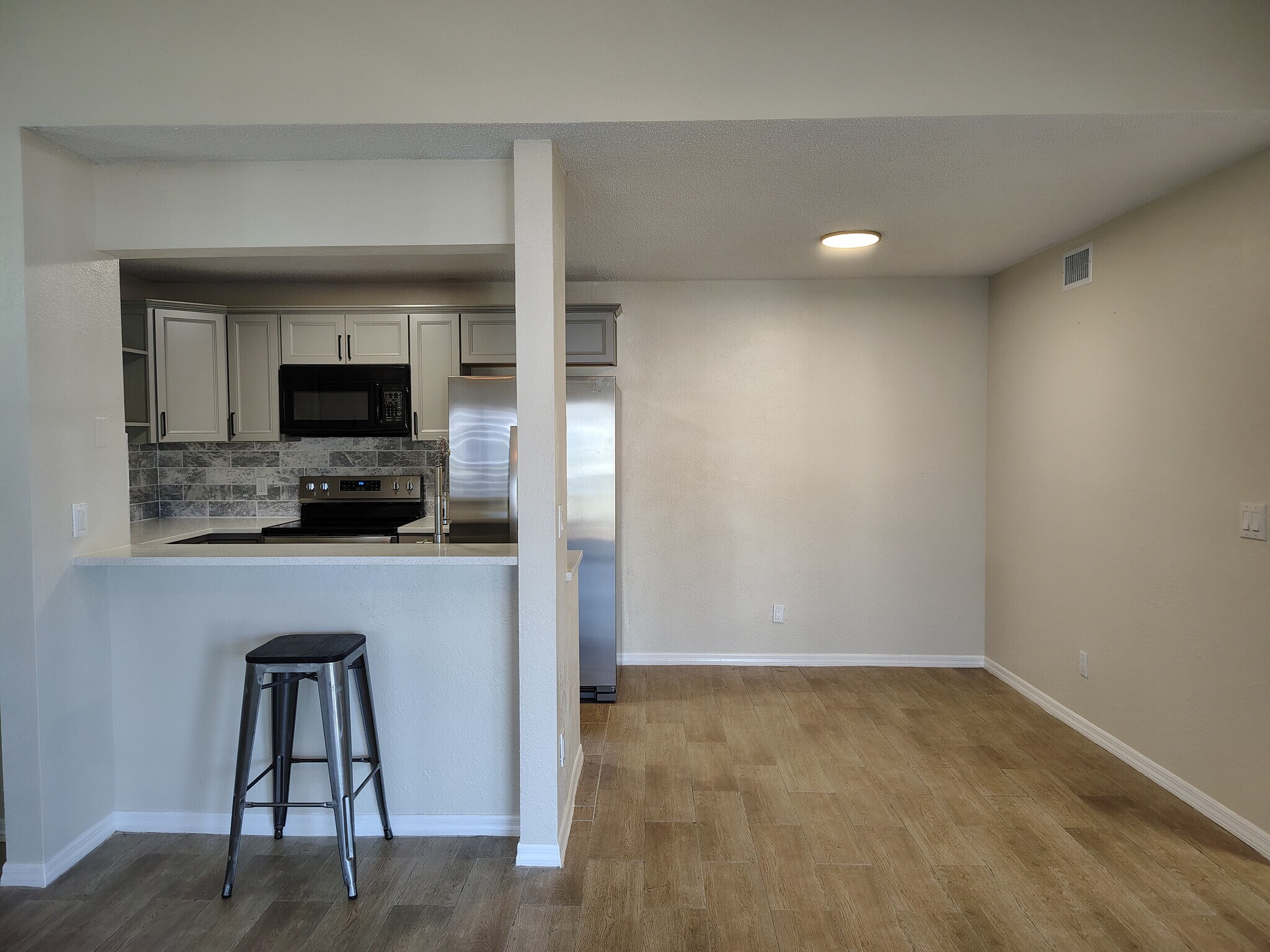 Building Photo - 194 Santa Clara Dr