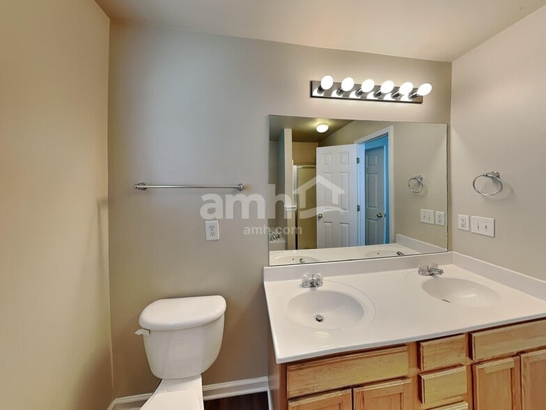 Building Photo - 1038 Vanguard Dr