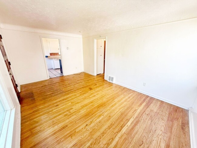 Building Photo - 3 BED 1 BATH BEAUTIFUL SINGLE FAMILY HOME ...