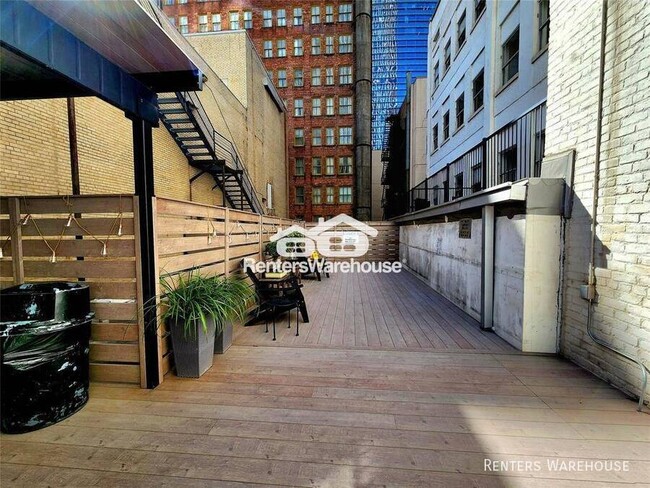 Building Photo - Centrally located in downtown, this 1 bedr...