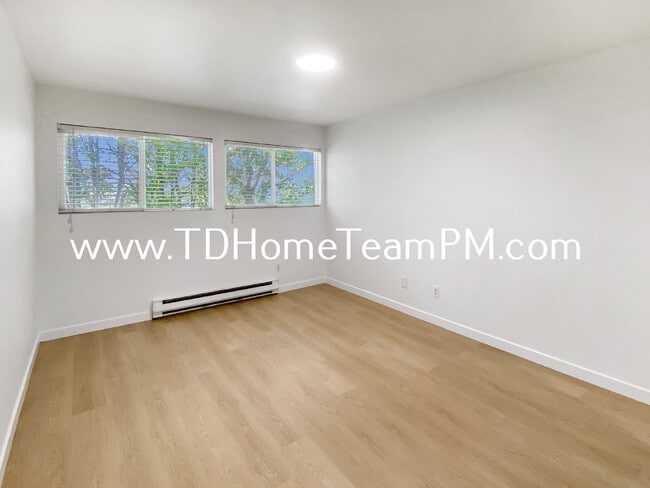 Building Photo - "Chic 2-Bed Condo with Scenic Views & Gran...