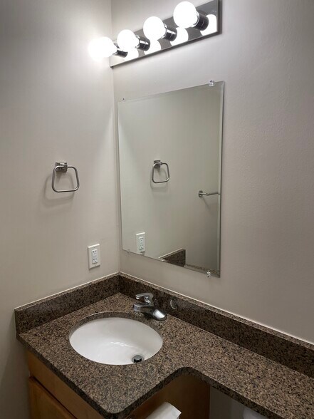 Upstairs bathroom - 2872 Davison Ave