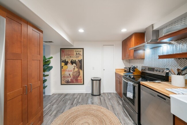 Building Photo - Golden Duplex > Unit is fully furnished feels like NEW!