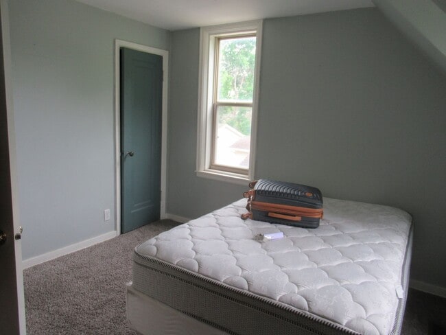 Building Photo - 3 bedroom house with garage