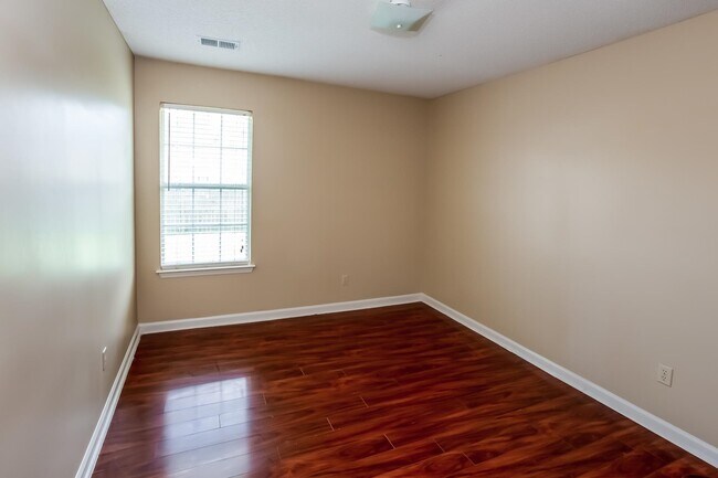 Building Photo - 6719 Ross Manor Dr