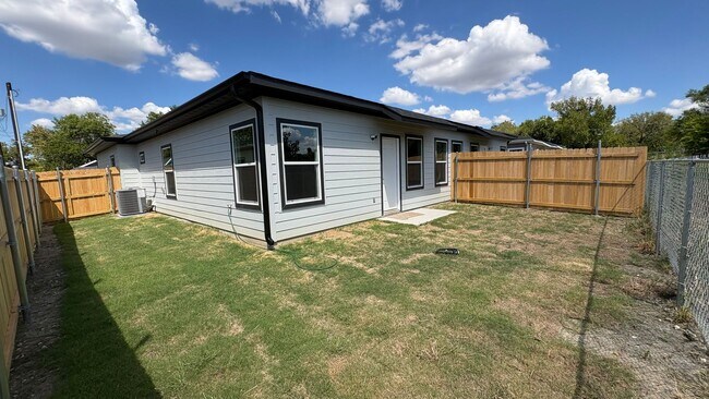 Building Photo - 3207 Bourland St