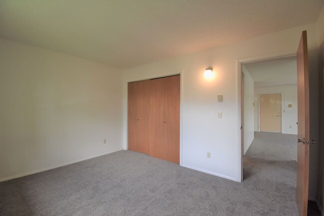 Building Photo - Top Floor Two Bedroom! Great Cental Location