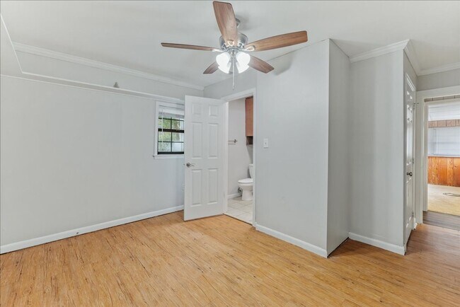 Building Photo - 103 S Chapel Dr