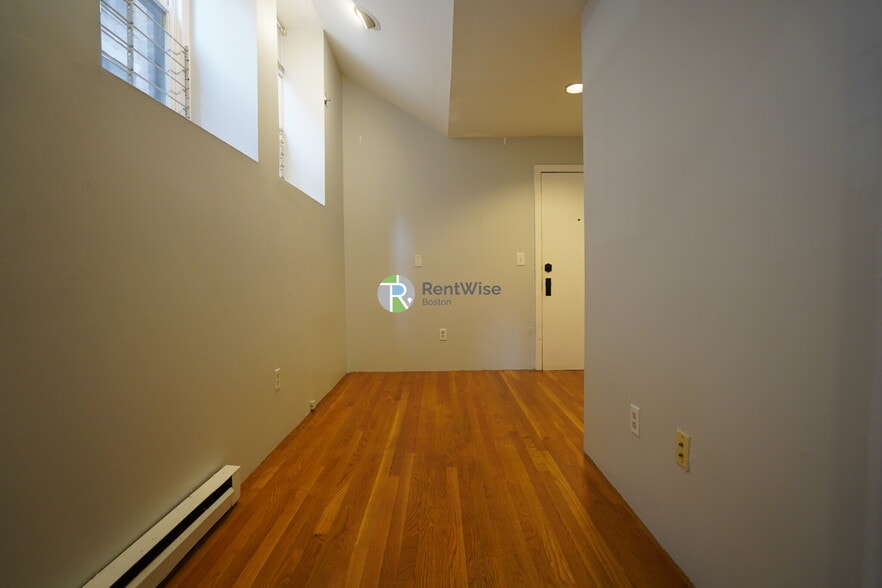 Building Photo - 452 Park Dr