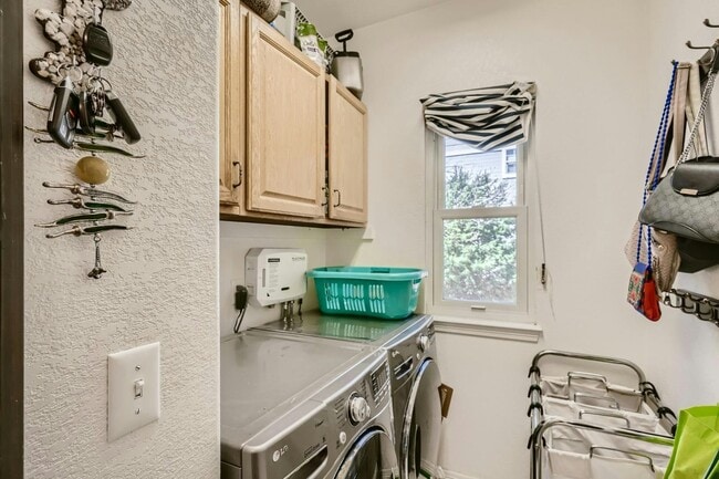 Building Photo - 16242 Hollyridge Dr