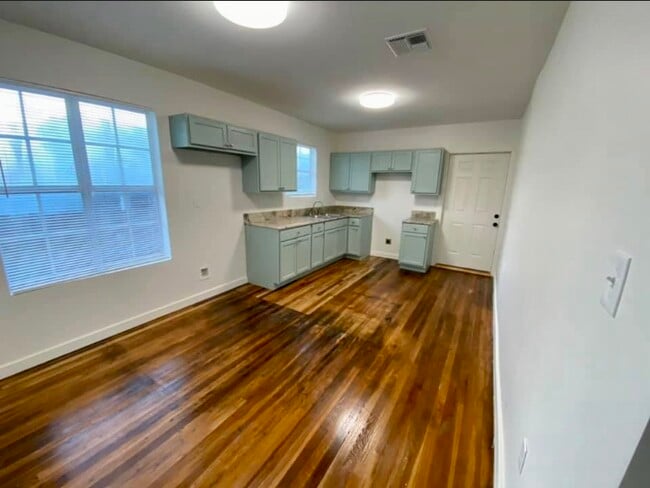 Building Photo - 618 Chopin St