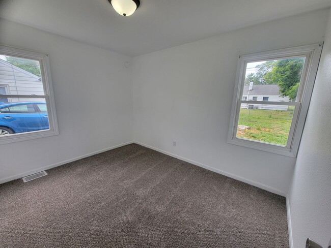 Building Photo - 3BR/1BA w/Garage -3011 Mission Road