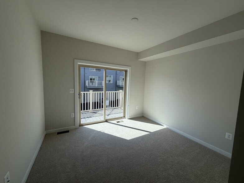 bed room 2 with balcony - 8652 Lovelace St