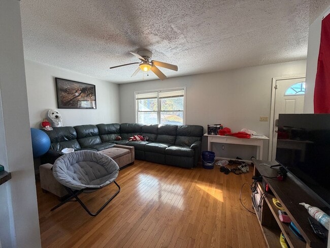 Building Photo - 3 Bed/3.5 Bath House with huge basement!