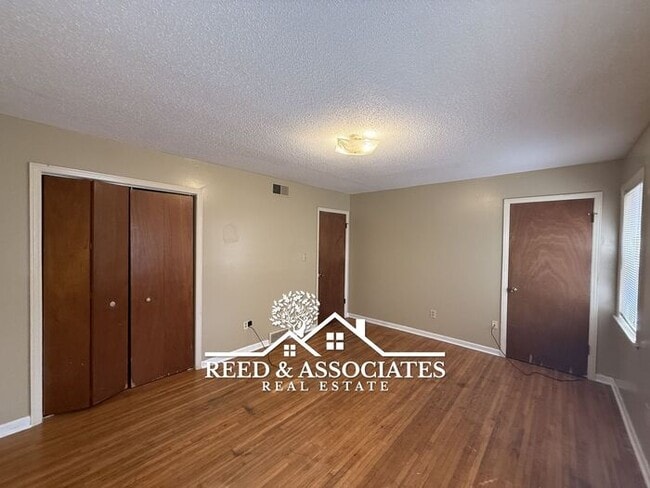 Building Photo - 2-Story Duplex Located Near UofM!