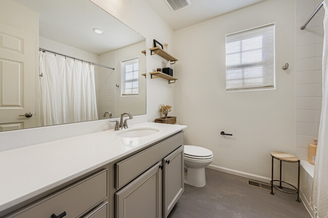 Building Photo - 1116 Highlands Dr