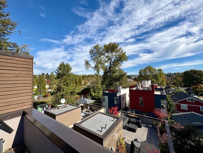 Building Photo - Beacon Hill Townhouse