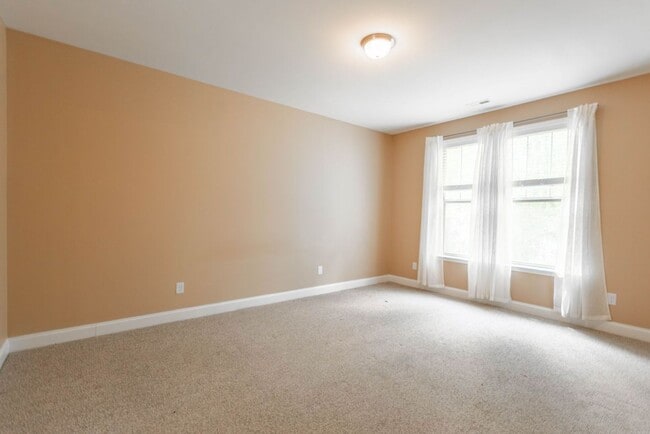 Building Photo - Fantastic Location & Price