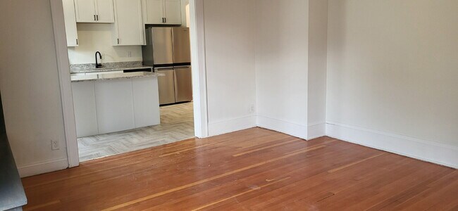 Building Photo - "Charming 2-Bed, 2-Bath Gem with Hardwood Floors in Vibrant Minneapolis!"