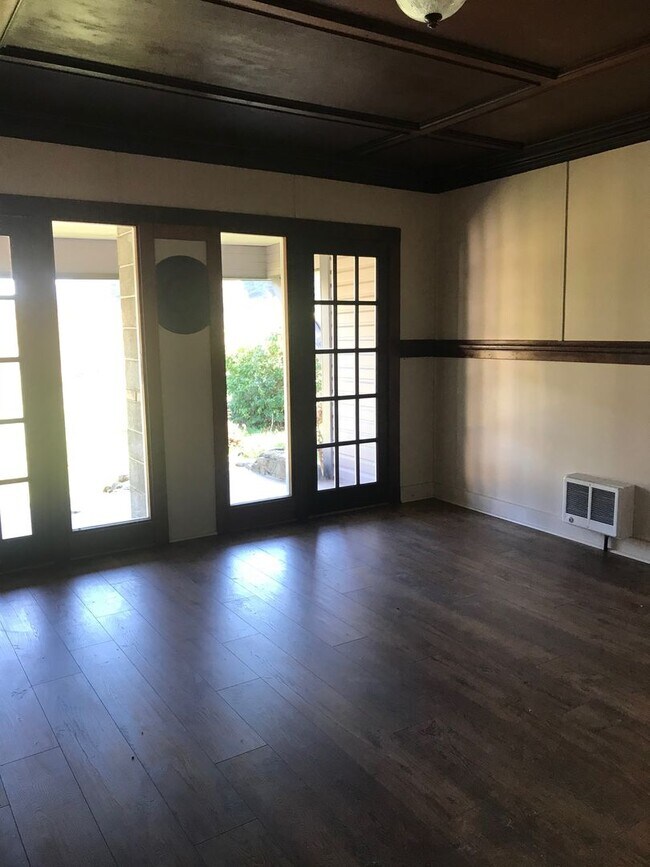 Building Photo - Country Living