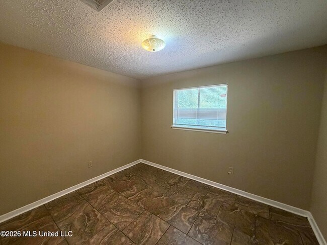 Building Photo - 1695 Ravenwood Ln