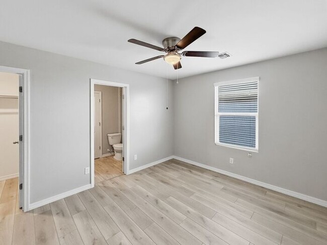 Building Photo - Home in Litchfield Park at Canyon Views! 5bd 4.5ba