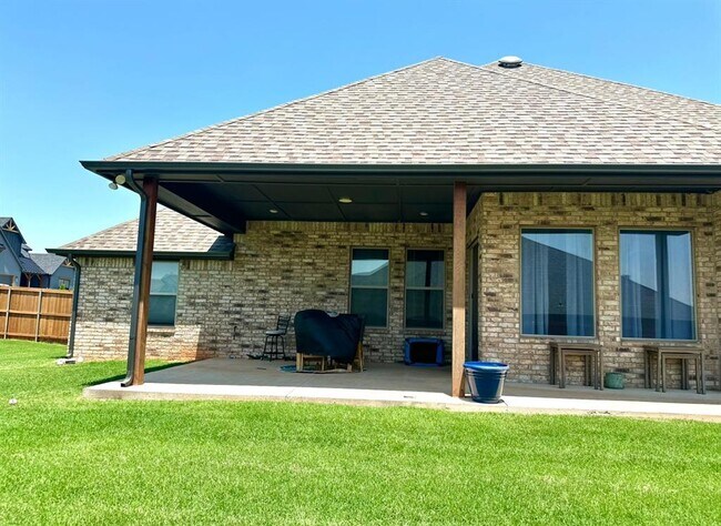 Building Photo - 812 Fox Hollow Dr