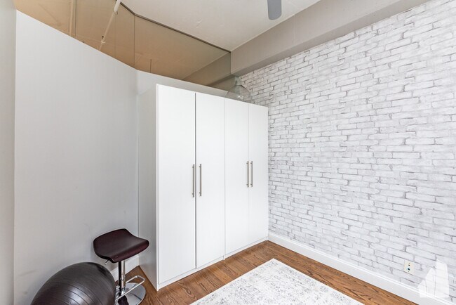 Building Photo - 1000 W Adams St