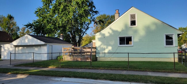 Building Photo - 17284 Ivanhoe St